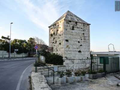 ...il lungomare Cristoforo Colombo prosegue per un altro chilometro fino ad arrivare al Titolo, monumento del 1585 che segna il confine con il vicino quartiere di Palese 